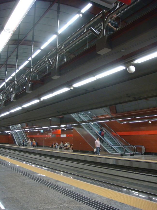 真新しい駅の真新しいホーム<br /><br />ピカピカです☆