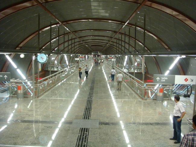 ホームから１階上がった所。<br /><br />真新しい駅の真新しいコンコース♪