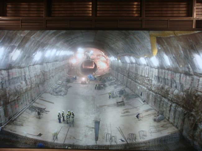 新駅工事の様子<br /><br />ホーム部分ですね。<br /><br />すっごい穴！！