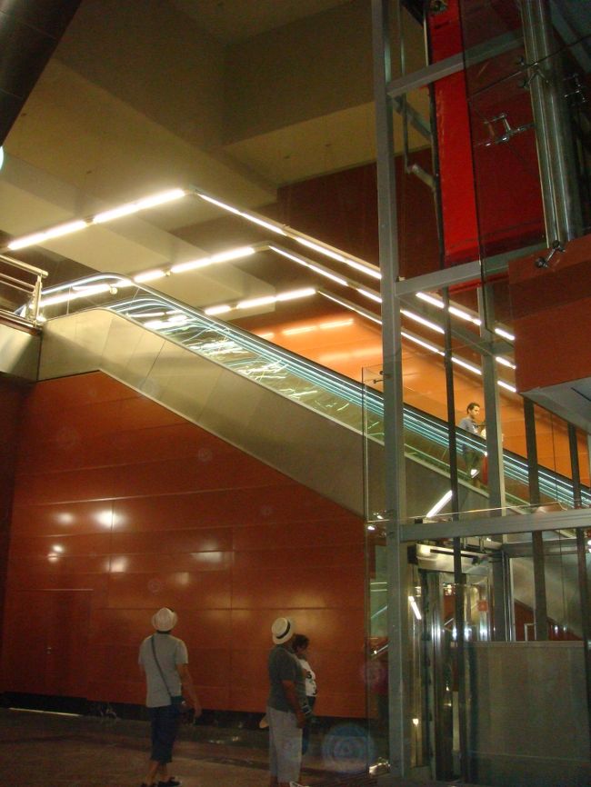 エレベーターにエスカレーター設備がしっかり整って、乗客に優しい駅です。