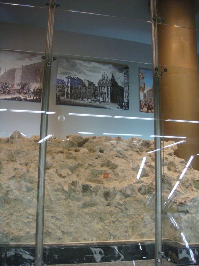 工事を進めているときに発掘された、昔の教会跡。<br />Iglesia del Buen Suceso<br /><br /><br />すっかり取り払わずに、こうして展示されてます。<br /><br />マドリードの歴史を感じます。