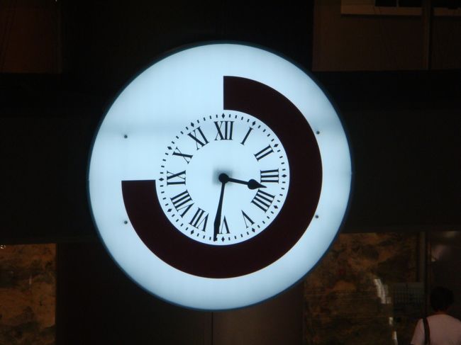 地上ソル広場のマドリード州自治政府庁の時計台の時計のレプリカが、駅構内に。<br /><br />鐘の音も地上の時計と同じ。<br /><br />大晦日のブドウを地上でも地下でも食べられる、って？　（笑）