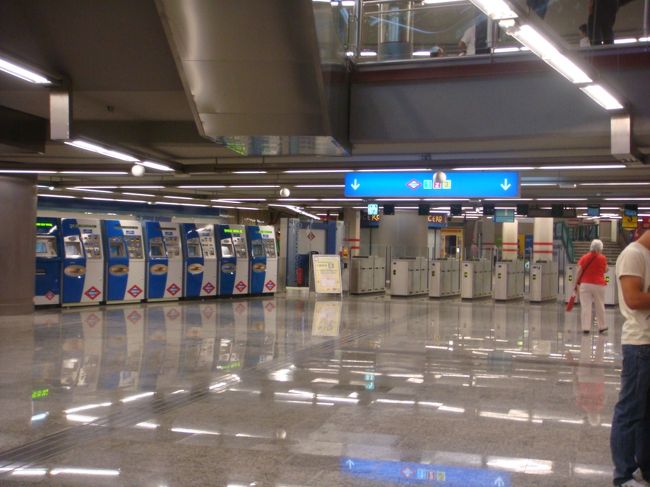 ＣＥＲＣＡＮＩＡＳの出口改札正面に<br />地下鉄ＭＥＴＲＯの入り口。<br /><br />