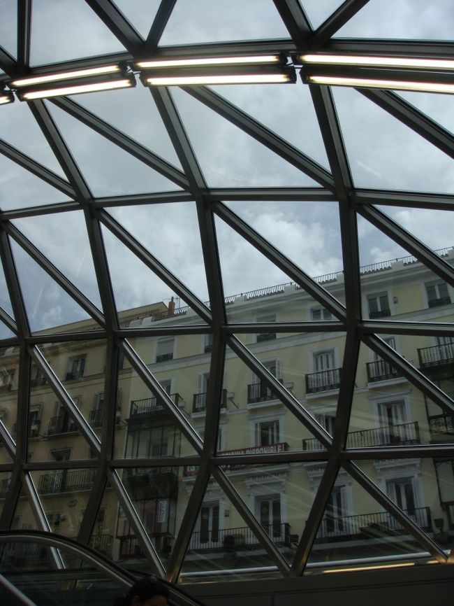 さぁ〜て<br /><br />数日前、外からは見ていた新駅の地上出入り口から、外へ出てみます！ <br /><br /><br /><br />ふと、パリのルーブル美術館のピラミッドと似てるかな〜と思った。