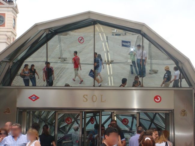 ＳＯＬ新駅<br /><br />ここから近郊電車にも地下鉄にも降りられます。<br /><br />鏡なのね。<br />自分達が写ってます（笑）