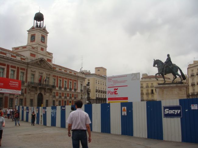 でも、地上はまだまだ工事中！<br /><br /><br />カルロス３世騎馬像も、<br />いい加減工事現場見飽きたよね〜