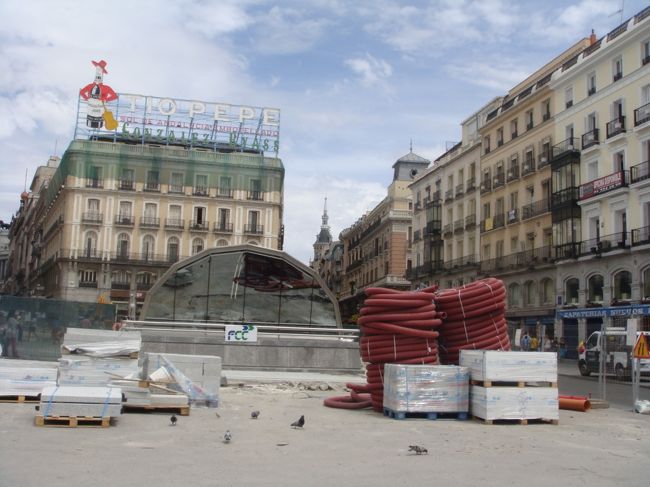 丁度３日前にここを通り、「土曜日のオープンにはサパテロ首相とアギーレ州知事が来るんだから、地上の整備も済むんだろう」なんて想像していたのに・・・<br />ぜ〜んぜん！<br /><br />歩行者道を覆うタイルが積まれたまま。<br />一体いつ完成するの？？