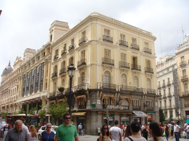 左：マヨール通り<br />右：アレナール通り<br /><br />間の建物、地上階の店は<br />マヨルキーナ　ＭＡＬＬＯＲＱＵＩＮＡ<br />というカフェテリア兼菓子屋です。<br /><br />創業100年以上の老舗ですが、<br />特に美味しいケーキとは言えません。