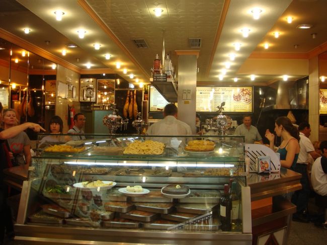 入ると「らっしゃーい！」ではなく（笑）<br />「ＨＯＬＡ！　（オラ！）」<br /><br />威勢の良いこの店は、<br />日本で例えるなら寿司屋だな！<br /><br />カウンターの周りに壁に向かって座れる場所があって、ここ楽なんです。　<br />値段は座ってもカウンターでも同じ値段。