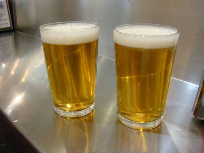 「こっちに２席空いてるよ」と<br />カマレロ（ボーイ）さんが教えてくれる。<br /><br />そっちに向かいながら、<br />「とりあえず、ビール２杯ね♪」