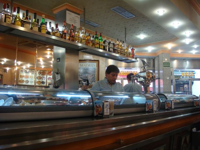 昼食時間過ぎてるから、<br />空いてて良かったわ。<br /><br />ここは、カウンターに料理が並んでいるし、写真パネルもあるので、言葉が分からなくても入りやすいと思います。<br />