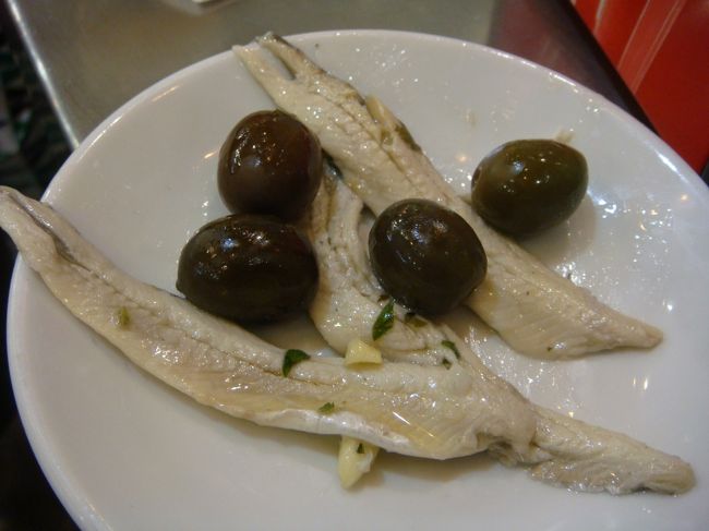 ビールのつまみ（サービス）<br /><br />boquerones al vinagre &amp; aceitunas<br /><br />カタクチイワシの酢漬けとオリーブ