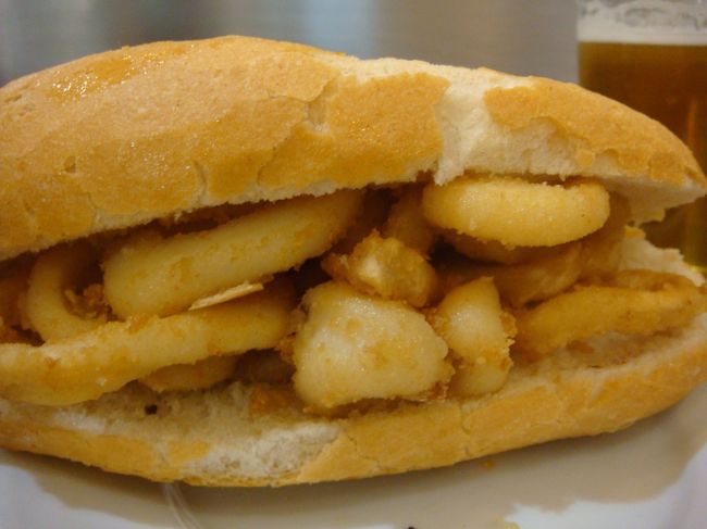 夫は電車に乗ってる時から、<br />これが食べたいと騒いでた。<br /><br />bocadillo de calamares<br />イカリング・フライのサンド<br /><br />