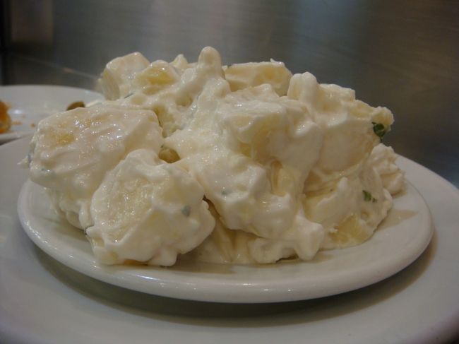 Patatas al alioli<br />アリオリソース和えジャガイモ<br /><br />alioliってニンニク風味のマヨネーズ。<br /><br />マヨネを作る際に、卵を入れる代わりにニンニクの摩り下ろしを入れて作る。<br /><br />癖になります、これ。