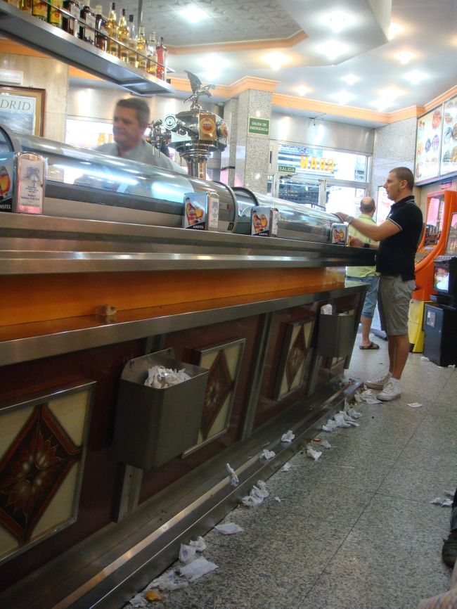 バールでは、ゴミは床に落とすべし！<br /><br />床が汚いバールは人気バールの証し。