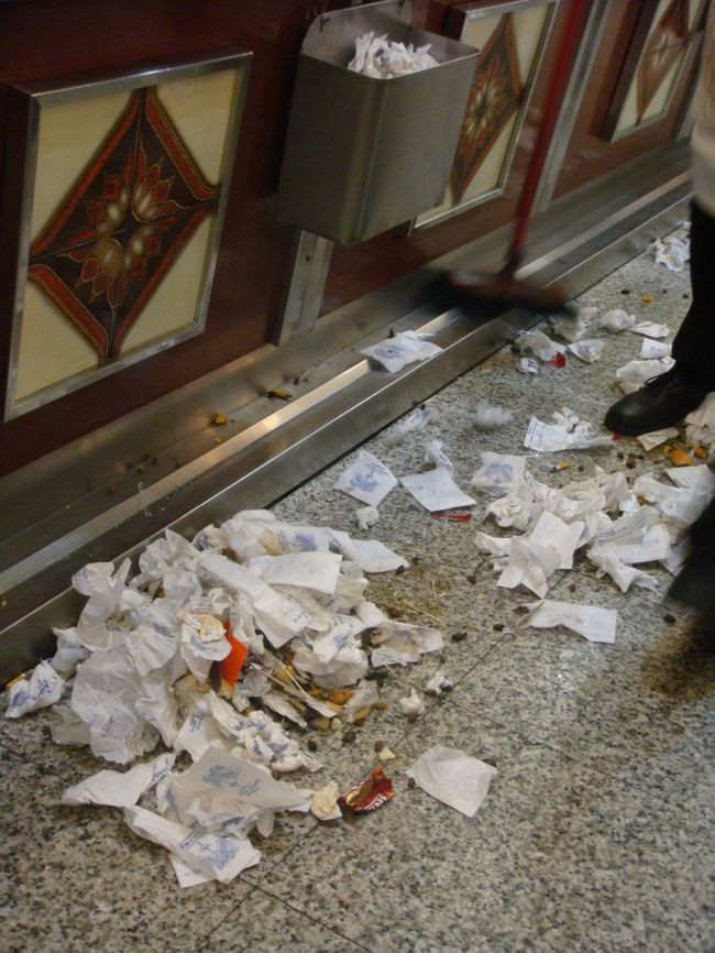 と、カマレロさんがお掃除開始。<br /><br />