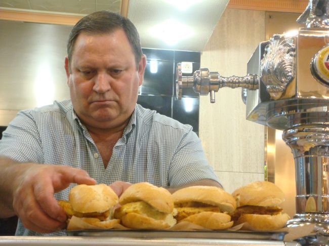 ここのカマレロさんたち、２０年前から全然変わっていない。<br /><br />昔ながらのスペイン人のベテラン・ボーイさんたちばかりです。<br />若い人がいてもスペイン人。<br />中南米移民が増えているこの職業ですが、スペイン人の方がプロ意識が高くて私は好きです。<br /><br />スペイン風オムレツ（トルティージャ）のボカディージョを作ってた。<br />この前は生ハムを一生懸命切って挟んでた。<br /><br />「夕方の客のために用意してるんだね♪」<br />