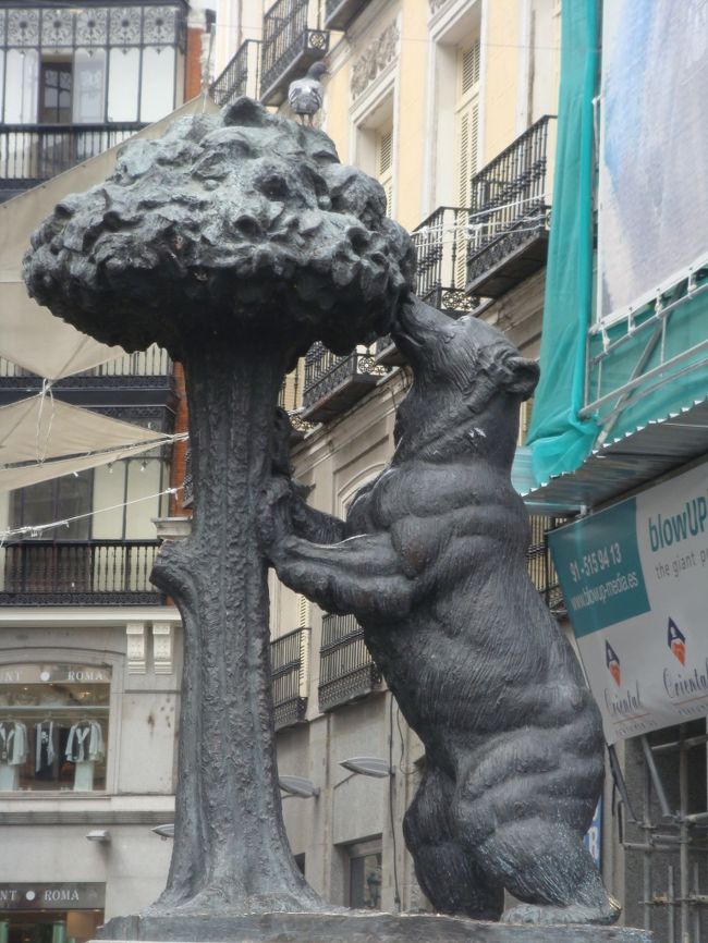 「クマさん撮る〜」<br /><br />「まったくぅ、観光客じゃないんだぞ！」<br /><br />「山桃の木に鳩がとまってるよ〜」