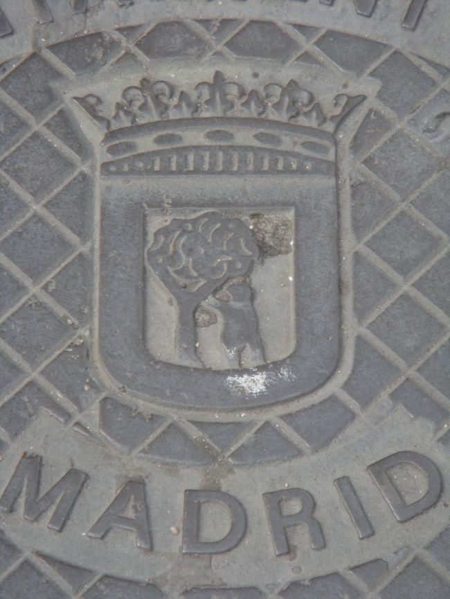 ほら〜　<br /><br />クマさんの前の<br />マンホールのクマさんだよ〜♪<br /><br />クマと山桃（オソ・イ・エル・マドローニョ）はマドリード市のシンボルです。