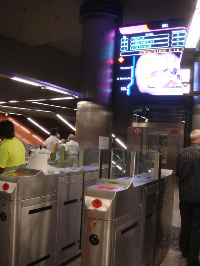 そうそう、近郊電車に乗るときは、切符は乗るときも出るときも、日本の電車と同じように改札に入れます。<br /><br />切符は下車するまでちゃんと取っておきましょう。