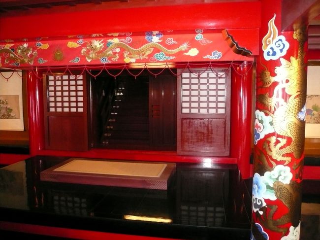 正殿の中を見学できます。<br /><br />御差床(うさすか)１階<br /><br />国王が座る玉座。<br /><br />御差床後の障子戸を開くと、奥に国王専用の階段（おちょくい）があります。<br /><br />国王はその階段を使って2階から御差床に出御します。<br /><br />御差床左右の柱には龍が描かれ、そのまわりには雲が配色されています。