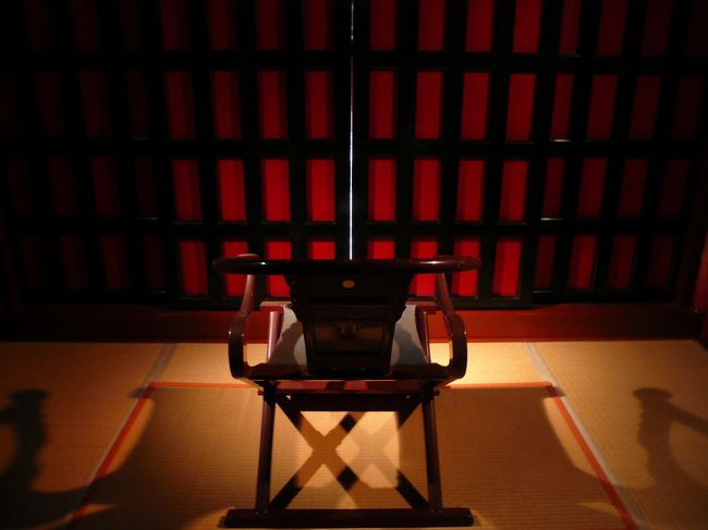 唐玻豊(からはふ)<br /><br />この壁に見える扉を開けると御庭なっています。<br /><br />御庭からみた正面がこの椅子になるわけです。<br /><br />正月の儀式や中国皇帝への親書を送る時などに、国王が椅子に座り御庭に並ぶ諸官とともに儀式を執り行った重要な場所。<br /><br />唐玻風造(からはふうづくり)の屋根や龍の飾りに囲まれた格式ある空間になっています。