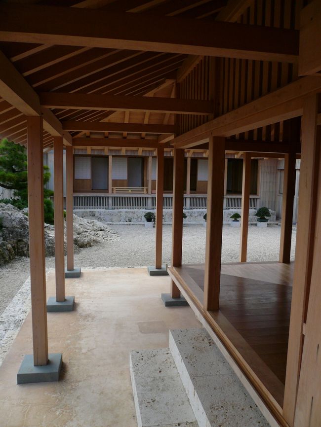 書院・鎖之間（しょいん・さすのま）<br /><br />書院は国王が日常の業務を行った建物であり、冊封使や薩摩役人を招き、ここで接待することもありました。<br /><br />鎖之間は王子などの控え室で、諸役の者達を招き懇談する施設だったといわれています。