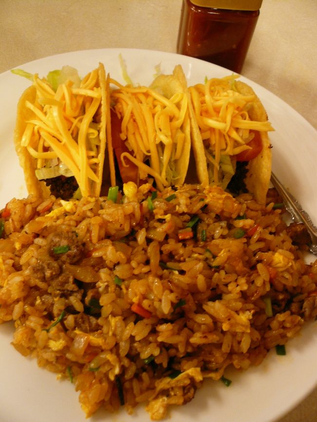 メキシカンランチ\800<br /><br />　　　　　　↑<br />　　　　夜でも食べれるランチ（笑）<br /><br />お好みでサルサソースを付けていただきます。