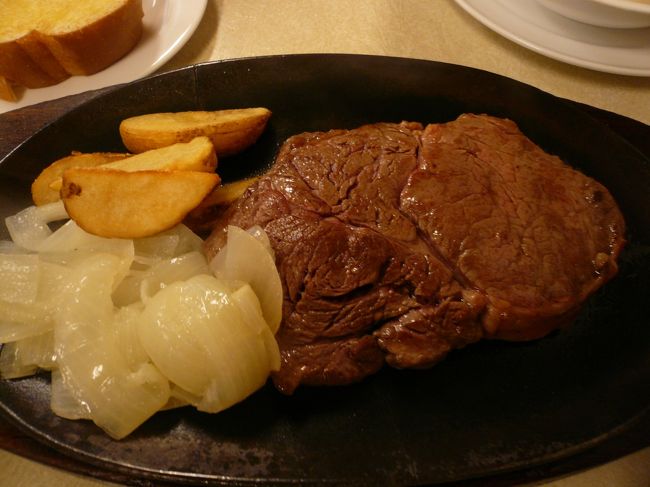 ニューヨークステーキ（S）\1,400<br /><br />サラダ、スープ、パンorライスが付きます。<br /><br />テーブルに常備されている「NO１ステーキソース」を付けていただきます。<br /><br />こちらのソースは少し酸味がありスパイシーな風味です。<br /><br />スーパーでも見かけました。