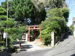 元八幡宮近くには芥川龍之介が（現 鎌倉市材木座１−８付近）住んでいたらしい。鳥居の脇にはその情報が書かれた案内板がある。

「追想　芥川龍之介」の中で、「大正七年二月に結婚して、三月から一年間はじめて住んだ家で、鎌倉大町にある離れを借りておりました。主人はそこから横須賀の海軍機関学校に通っておりました。八畳二間、六畳一間、四畳半二間で、水蓮の浮く池や、芭蕉があり、松の木のある広々とした庭がありました。…私は田端へ帰らず鎌倉にもっといたかったのですが…」、