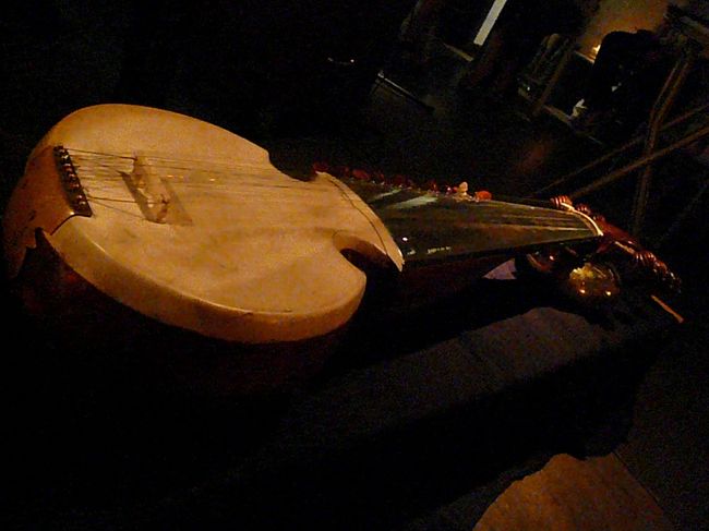 首里フジコさんのライヴに行きました。<br /><br />首里フジコ：JAZZ、民謡、オリジナル曲など、ジャンルにとらわれず様々な音楽を沖縄の時間軸で歌う。アートパフォーマンスや、アートワークでも活躍するアーティスト。<br /><br />http://www.myspace.com/fujikoshuri<br /><br />ネイティブのような英語の発音と、言うことないほどの美声。沖縄の民謡を歌う彼女を機会があれば是非観てほしいです。<br />今回旅の相談をさせていただきました。翌日行く「オブリー」などは首里さんのおすすめでした。<br /><br />なんとなく「演奏中の写真は撮らない方が良いかな」と思い、撮影を我慢していましたが、最後に楽器や首里さんとの写真を数枚撮らせていただきました。<br /><br />旧友コウサカくんも私達が来たからと演奏に加わることに！！アリガトウ！！<br /><br />「サロード」というインドの民族楽器を生まれて初めて聞きました。セツなく、温かい音色でした。