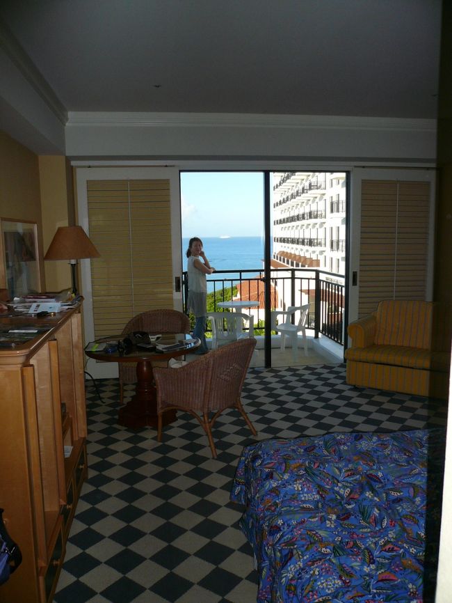 ライヴを終えホテルに到着したのは０時頃。<br /><br />そして２日目の朝。<br /><br />お部屋からは澄んだ色をした海が目の前に見えます♪