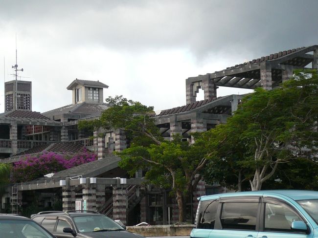 レンタカーで今帰仁村を目指します。<br /><br />途中、名護市役所の珍しい建物をパシャリ。