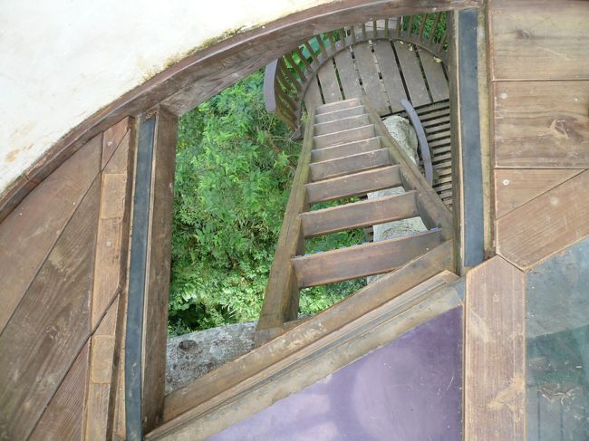 降りるのはちょっとコワイ。<br /><br />かなり急なハシゴ・・・<br /><br />一段ずつゆっくりおります。