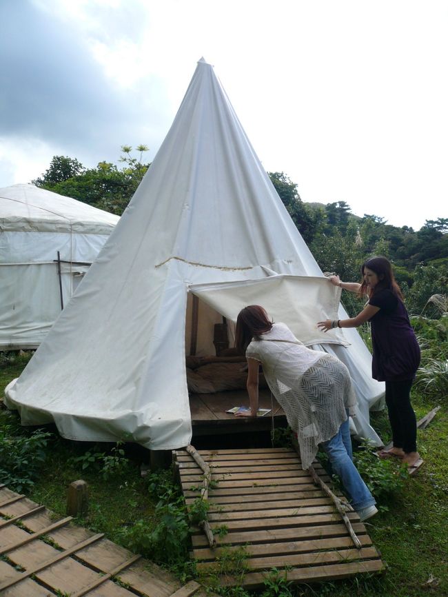 スタッフの方が案内して下さいました。<br /><br />こちらは「インディアンティピ」（円錐型テント）内部はフローリングの床で、お布団で休めるようになっていました。