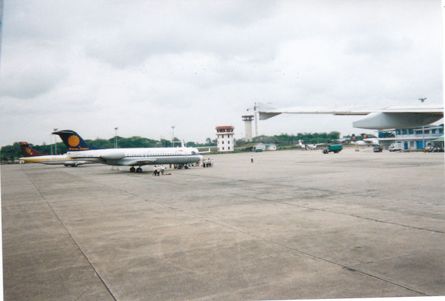 第一印象は、「えらいとこきてもうた」でした。<br />イミグレーションを出るや否や、客引きのタクシードライバー＊がたくさん寄ってきた。その中の一人の言われるままタクシーに乗り、どこか安ホテルへ行ってくれというと、グリーンヒルホテルへ案内された。ホテルまでの車内でのやり取りで、バガン、マンダレーへの旅を提案され、到着したばかりの私は、判断材料もないままその提案を了承したのであった。<br /><br />＊HTUN NAING（ツーリストトランスポートサービス） FAX：95−1−525400<br /><br />ヤンゴン空港<br />