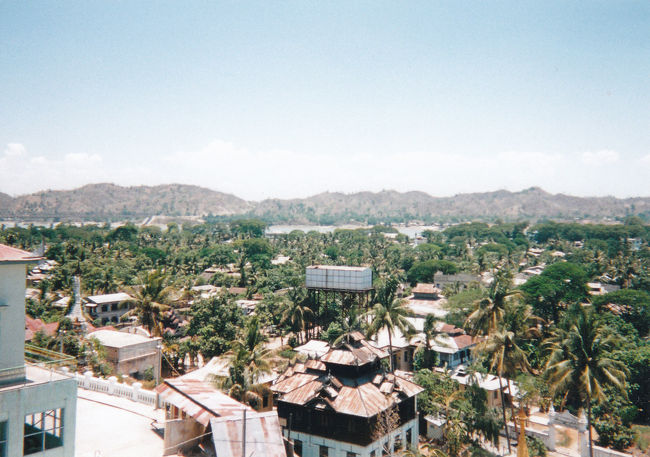 翌朝、意外にすっきり目が覚めた。<br />朝食を食べていたら、昨日のタクシードライバーが、<br />30代後半ぐらいの夫婦を連れてきた。兄弟だという。<br />「私の兄が車で新婚旅行に行くからご一緒にどうぞ」<br />ということらしい。唖然としたが、まあこういうこともアリなんだろうということで、3人でまずはバガンを目指すことになった。<br /><br />窓から入ってくる風は熱風で、中古の日本車だがクーラーつけても全然利かない。地図で見るとバガンまで500キロもあるではないか！<br />私はこれからの旅を思うとげんなりした。<br /><br />ヤンゴンからバガンへ行く途中の寺