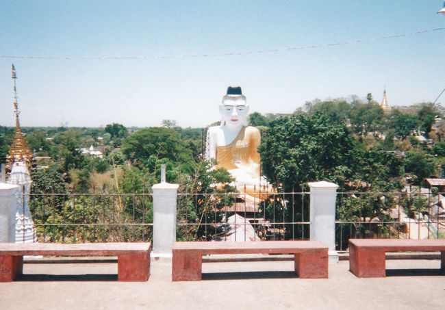 暑すぎて、はだしでは境内の石の上を歩けない。<br />この写真、暑さが伝わりませんか？<br /><br />ヤンゴンからバガンへ行く途中の寺<br /><br />ピャイー辺りかな