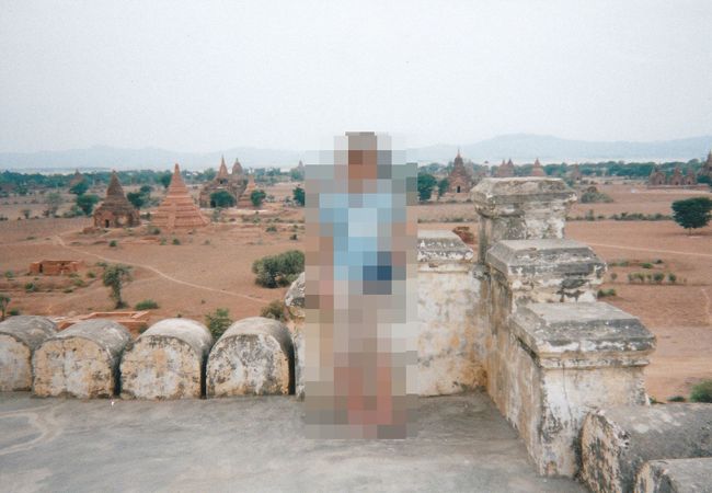 有名な遺跡です。があまり記憶に残っていません。<br /><br />思い出すのはバガンの夜が非常に暑かったこと。<br />夕食時暑さで気分が悪くなり、寝ることにした。<br />安ホテルの部屋はクーラーをガンガンにかけるが全然冷えない。水浴びするが眠れない。シーツやマットレスまでもが暑かった。しだいに私はこの暑さが怖くなってきた。シートもマットレスも取り払い、木の枠組だけになったベッドをクーラーの真下へ寄せた。びちょびちょに濡らしたバスタオルを引いた。さらにバスルームで水をかぶり体も拭かず、裸のままバスタオルの上に横になった。木の上で硬かったが、疲れていたのかいつのまにか寝ていた。<br />夢でお経が聞こえてきた。子供達もお経を唱えだした。木魚を叩く音も大きくなり目を覚ました。夢ではなかった。時計を見るとまだ夜中の3時半だ。どうやら隣の家で早朝からお経を唱えているらしかった。<br />それでもまたなんとか寝ることができ、朝は以外にもすっきり目が覚めた。<br /><br />悲しいかな、バガンについて思い出せるのはこんなことぐらいしかない。<br /><br />バガン遺跡