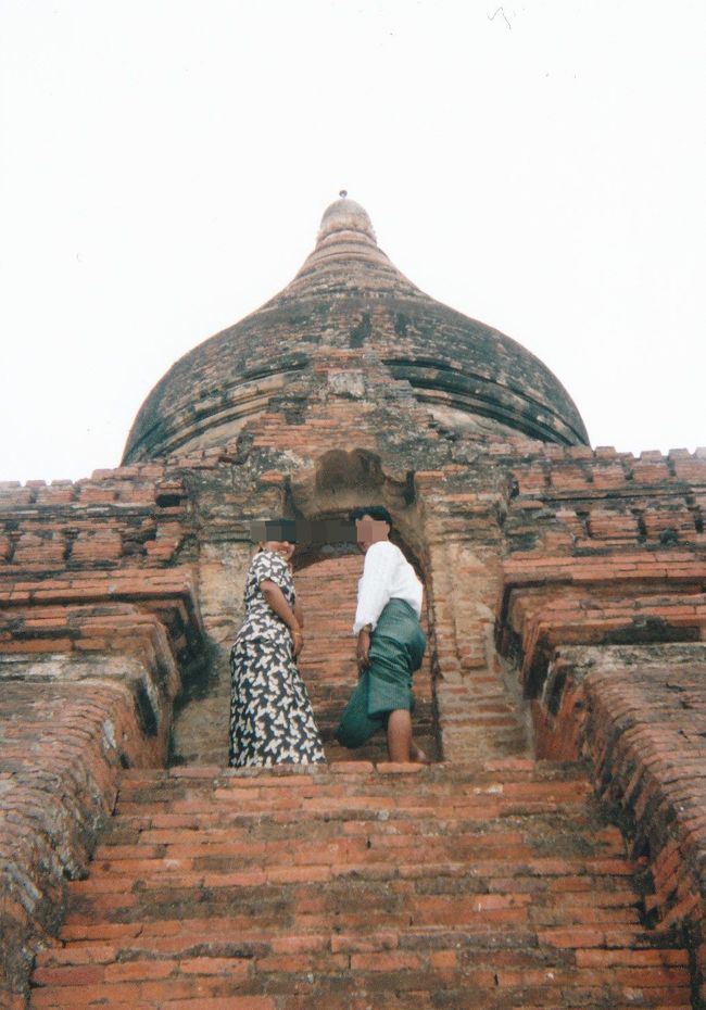 一緒に旅行した夫婦。<br />夫は、エビ加工会社経営しているらしい。ときたまツーリストもするという。<br />妻は英語の先生をしているらしい。ときおり言う「ふぇっくす、ふぇっくす」という発音が最後まで分からなかった。実はＦＡＸのことだった。<br />彼女は食事中常に「ゲップ」をしていた。周りの人も旦那さんも何も言わないから、非常識ではないらしい。<br /><br />バガン遺跡