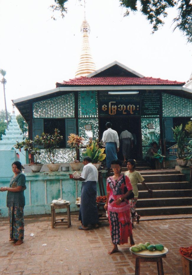 信じてください！とはいいません。<br />バガンからマンダレーに向かう途中のお寺です。<br />どうしてここに立ち寄ったのだろうか。<br />答えは、この寺に「何か」が祀られていたからなのです。写真がないので信憑性も低いのですが、帰国してからも時々思い出すのです。そのたびに記憶を確認するのですが、本堂の中央にはガラスケースが置いてあり、中には胴体が膨らんだ動物のはく製があり、周りで人々がありがたがって拝んでいる姿を。やっぱりツチノコやったよな〜って、でもなんでそれやったら写真をとらなかったなのかな〜って、<br />ツチノコか蛇の大きいのか今となっては記憶もあやふやなのですが、私は確かにまぼろしではない何かを見たのです。<br /><br />気のせいか入り口のミャンマー語が蛇の目に見えてきた。