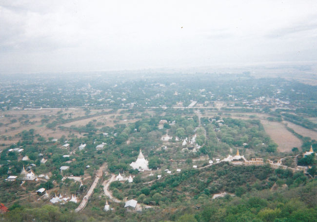 マンダレーの暑さは比較的ましだった。<br />ミャンマー料理に疲れた私は、今日より３日間連続で町で唯一の西洋料理店に通う。<br /><br />マンダレー山からの眺め<br /><br />