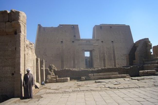 ルクソールのホテルを出発して、バスに揺られて２時間弱でエドフへ到着。<br />最初の観光は、ホルス神殿です。<br />