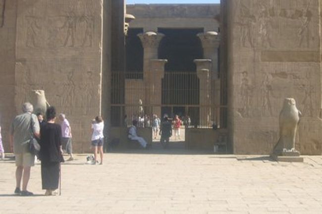 ハヤブサの形をしたホルス神に捧げた神殿です。<br />入口の両脇にある像がホルス神像です。<br />エジプトの神様の中では、このホルスが一番のお気に入り。このホルス神像にちょっと興奮して、いつの間にかすっかり胃の痛みが消えておりました（*^_^*）<br />