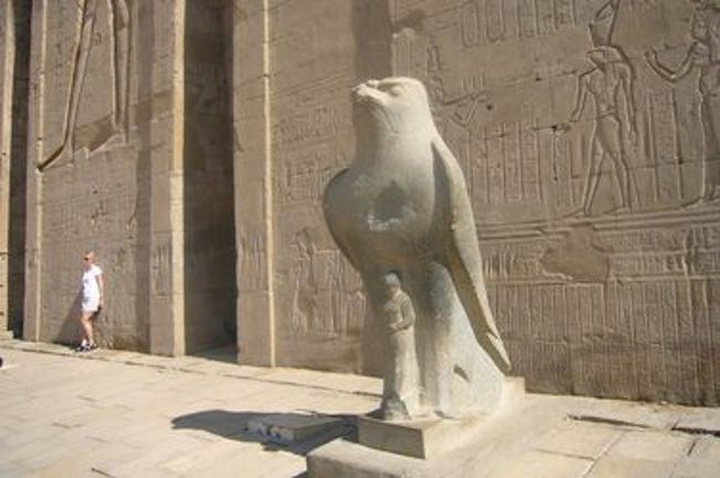 塔門の前にあるホルス神像。<br />