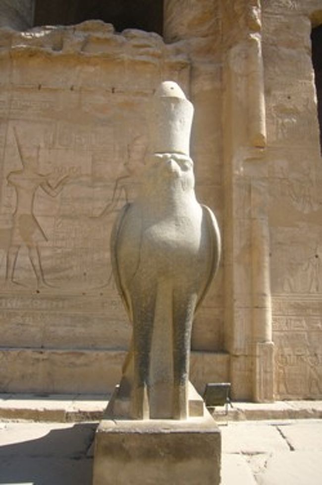 こちらは塔門を抜け、第１列柱室入口にあるホルス神像。<br />こちらの像は、キレイに残っているので、写真撮るのも大人気！帽子みたいのをかぶっていました。