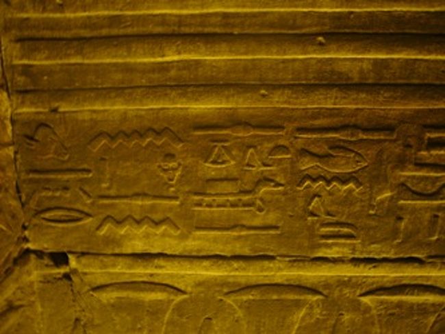 よく見ると面白いレリーフも。