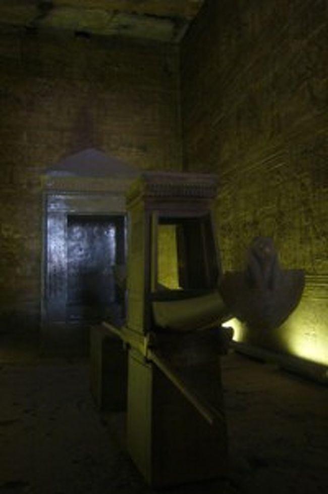 奥には小部屋がたくさんあり、復元された聖なる船が置いてある部屋も。