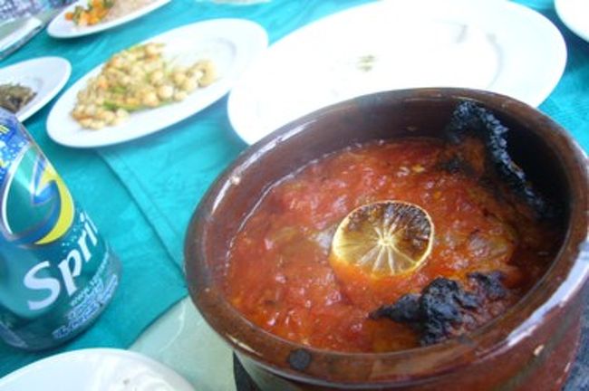 タジンという魚のトマト煮。<br />そこそこ美味しい。