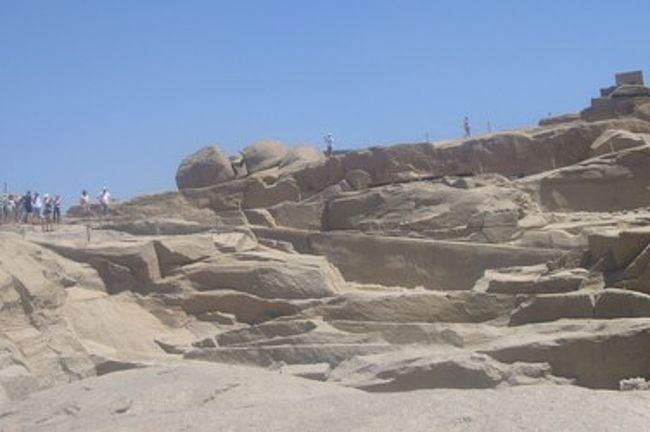 午後からは、まず切りかけのオベリスクへ。<br />ただの岩山に見えますが、よーく見るとオベリスクが横たわっています。